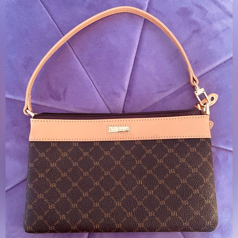 Rioni Wristlet